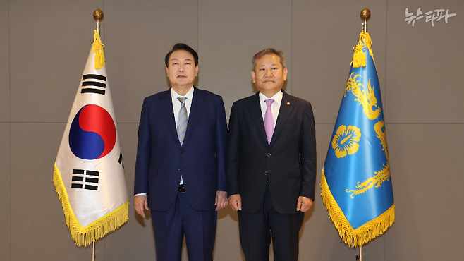 이상민 전 행정안전부 장관(오른쪽)은 12·3 비상계엄 당일, 윤석열 당시 대통령의 지시에 따라 특정 언론사에 대한 단전·단수 관련 조치를 소방청에 지시한 혐의로 현재 경찰 수사를 받고 있다.&nbsp;