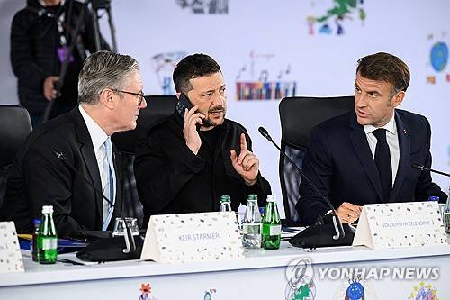 16일(현지시간) 알바니아 수도 티라나에서 열린 유럽정치공동체(EPC) 정상회의에 참석한 볼로디미르 젤렌스키 우크라이나 대통령(가운데)이 통화를 하고 있다. 왼쪽은 키어 스타머 영국 총리, 오른쪽은 에마뉘엘 마크롱. 연합뉴스 제공.