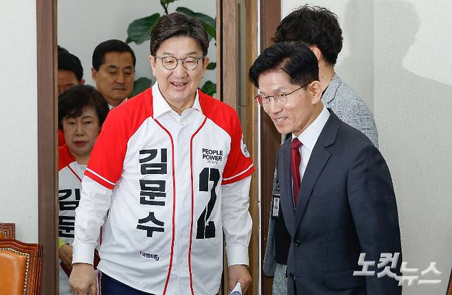 국민의힘 김문수 대선 후보(오른쪽), 권성동 원내대표(오른쪽 두번째)가 15일 서울 여의도 국회에서 열린 중앙선대위 회의 및 임명장 수여식에 참석하고 있다. 윤창원 기자