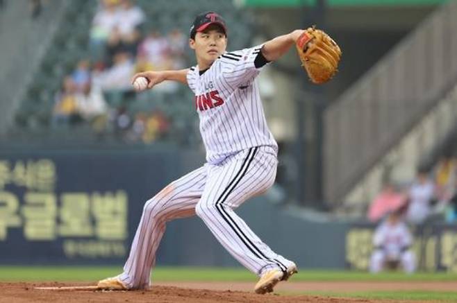 LG 우완 임찬규가 15일 키움과 홈 경기에 선발 등판해 역투하고 있다. LG