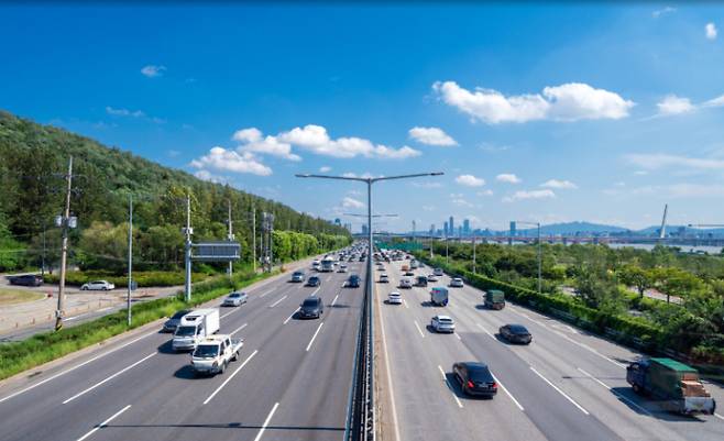 쓰레기 투기가 많은 강변북로 난지방향 하늘공원 인근. 서울시 제공