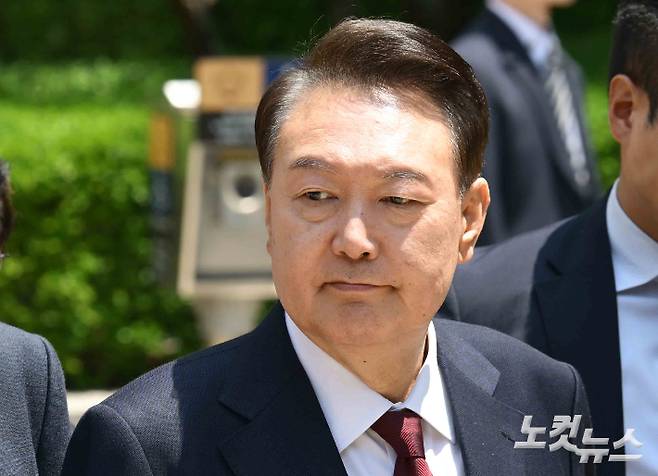 12·3 비상계엄 사태와 관련해 내란 우두머리 혐의 등으로 기소된 윤석열 전 대통령이 지난 12일 서울 서초구 서울중앙지방법원에서 열린 3차 공판에서 오전 공판을 마치고 법원을 나서고 있다. 사진공동취재단