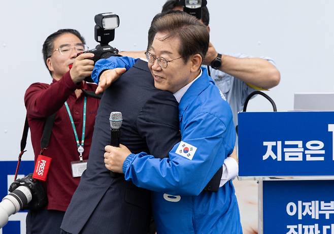 더불어민주당 이재명 대선후보가 16일 전북 익산시 익산역 동부광장에서 열린 유세에서 무소속 김상욱 의원과 포옹하고 있다. 연합뉴스