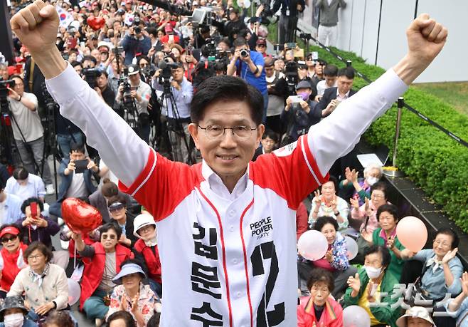 김문수 국민의힘 대선 후보가 16일 오후 충남 천안 신세계백화점 천안아산점 앞 광장에서 유권자들에게 지지를 호소하고 있다. 윤창원 기자