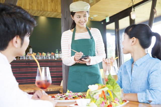 정부가 15일 외국인력정책위원회를 열어 고용허가제 인력의 식당 홀서빙 업무를 허용하기로 했다. 이미지투데이
