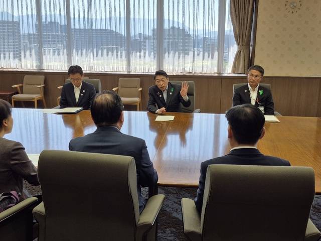 13일 후쿠오카현청을 방문한 대한수의사회 임직원이 핫토리 세이타 현청장(뒷줄 가운데)에게서 ‘원헬스 조례안 제정 과정’에 대해 듣고 있다.