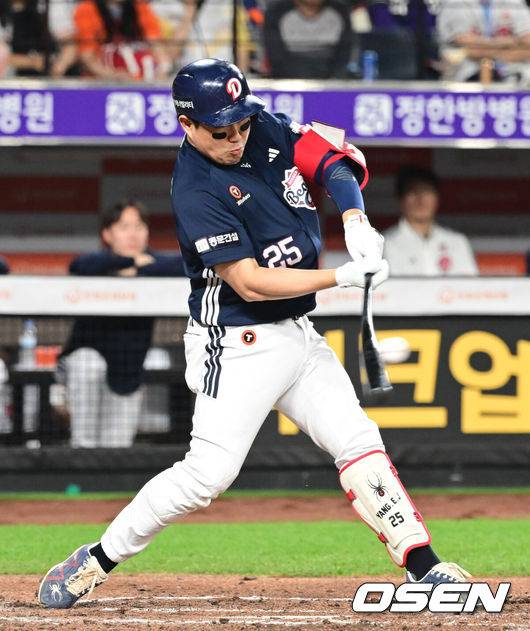 [OSEN=대전, 김성락 기자] 14일 대전 한화생명볼파크에서 ‘2025 신한 SOL Bank KBO리그’ 한화 이글스와 두산 베어스의 경기가 열렸다.이날 한화는 문동주, 두산은 잭로그를 선발로 내세웠다.5회초 2사 두산 양의지가 안타를 날리고 있다. 2025.05.14 / ksl0919@osen.co.kr