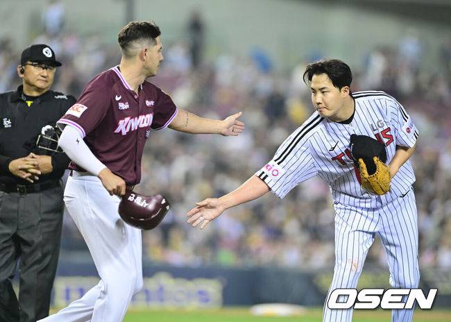 [OSEN=잠실, 최규한 기자] 15일 서울 잠실야구장에서 ‘2025 신한 SOL Bank KBO리그’ LG 트윈스와 키움 히어로즈의 경기가 열렸다.이날 홈팀 LG는 임찬규, 방문팀 키움은 하영민을 선발투수로 내세웠다.7회초 1사 주자없는 상황 LG 임찬규가 키움 카디네스에게 몸 맞는 공을 내준 뒤 사과의 뜻을 표하고 있다. 이에 출루하며 인사를 전하는 카디네스. 2025.05.15 / dreamer@osen.co.kr