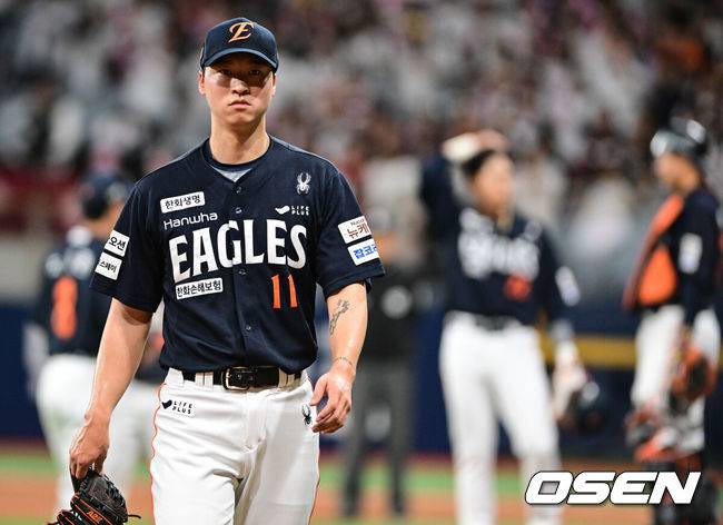 [OSEN=고척, 조은정 기자] 4회말 2사 한화 엄상백이 교체되고 있다. 2025.05.09 /cej@osen.co.kr