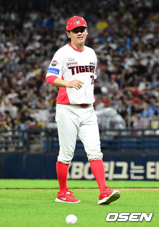 [OSEN=광주, 김성락 기자] 4회말 2사 1, 2루 KIA 조재영코치가 김선빈의 파울 타구에 맞은뒤 고통스러워하고 있다.