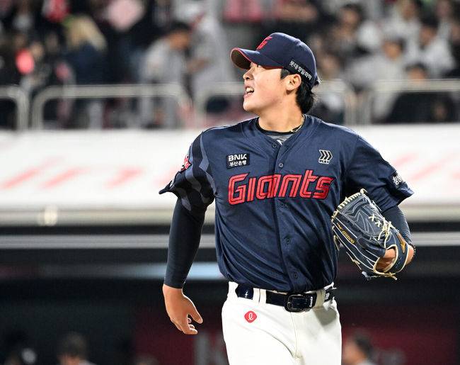 [OSEN=수원, 이대선 기자] 11일 오후 수원 KT위즈파크에서 2025 신한 SOL Bank KBO리그 KT 위즈와 롯데 자이언츠의 더블헤더 2차전 경기가 열렸다.KT는 오원석, 롯데는 이민석을 선발 투수로 내세웠다.6회말 2사 만루에서 KT 장진혁을 땅볼로 처리한 롯데 이민석이 미소를 짓고 있다. 2025.05.11 /sunday@osen.co.kr