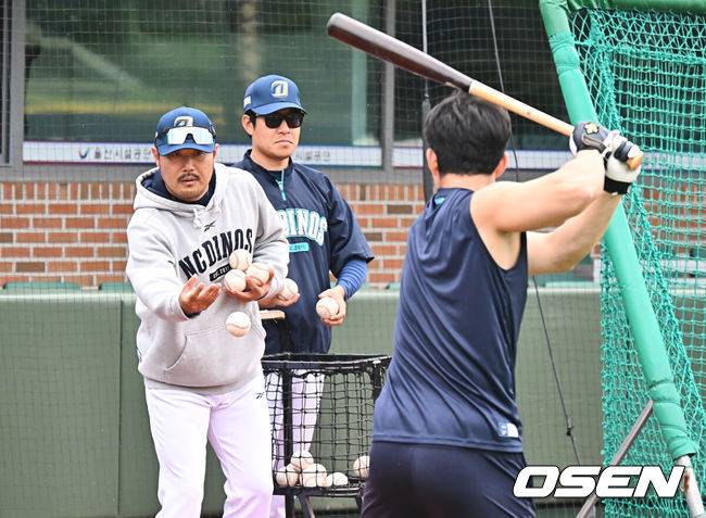 [OSEN=울산, 이석우 기자] 16일 울산 문수야구장에서 2025 신한 SOL 뱅크 KBO 리그 NC 다이노스와 키움 히어로즈의 경기가 열린다. 홈팀 NC는 최성영이, 방문팀 키움은 김선기가 선발로 출전한다.NC 다이노스 이호준 감독이 대체 홈구장인 울산 문수야구장에서 선수들의 훈련을 돕고 있다. 2025.05.16 / foto0307@osen.co.kr