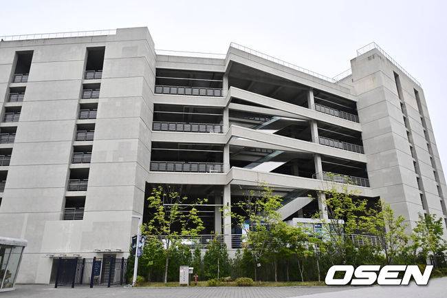 [OSEN=창원, 이석우 기자] 지난 3월 29일 NC 다이노스와 LG 트윈스의 경기 중 3루 내야석 매점 부근 약 4층 높이에 있던 알루미늄 '루버'가 떨어져 관중이 사망하는 사고가 발생했다. 지난 8일 KBO는 NC 다이노스 구단의 요청에 따라, NC가 울산 문수야구장을 2025 시즌 임시 대체 홈구장으로 사용하는 것을 승인했다. 사고가 발생한 지점의 루버를 포함해 야구장과 철골 주차장에 설치된 309개의 루버를 전면 철거했다. 2025.05.11 / foto0307@osen.co.kr