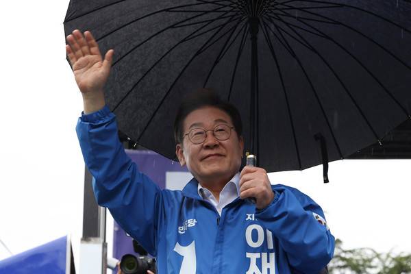 ▲더불어민주당 이재명 대선후보가 16일 전북 전주시 전북대 후문에서 열린 집중 유세에서 시민들에게 손을 흔들며 인사하고 있다. ⓒ연합뉴스