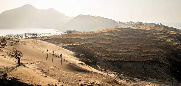 연평산 사구. 왼쪽으로 솟은 봉우리가 굴업도 최고봉인 덕물산(137m)이다.