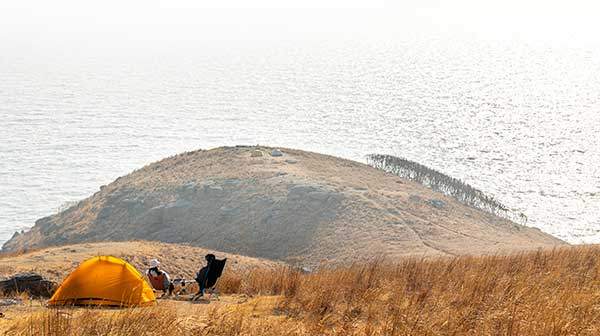 굴업도 개머리언덕의 백패커들. 봄·가을 주말이면 백패커들로 북적인다.