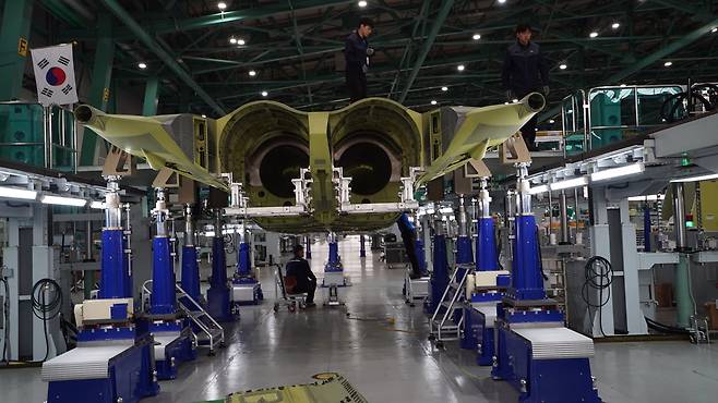 경남 사천 한국항공우주산업(KAI) 고정익동에서 KF-21 양산기가 조립되고 있다. KAI 제공