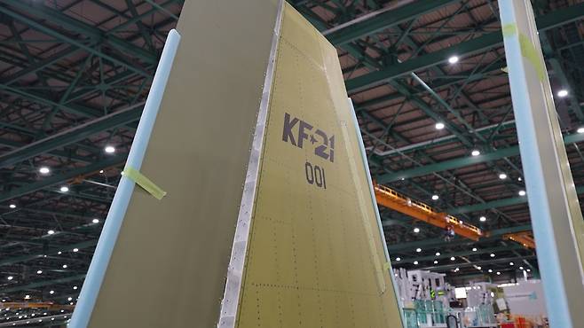 경남 사천 한국항공우주산업(KAI) 고정익동에서 제작된 KF-21 양산 1호기의 수직꼬리날개. KAI 제공