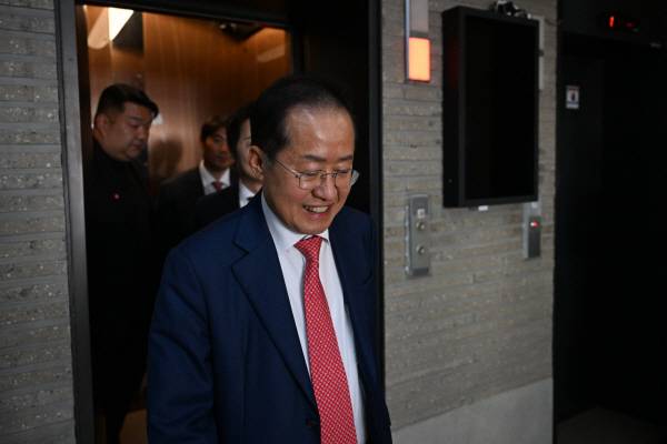 지난달 29일 제21대 대선 후보 국민의힘 3차 경선에서 탈락한 후 정계 은퇴 의사를 밝힌 홍준표 전 대구시장이 서울 여의도 당사를 나서고 있다. 국회사진기자단