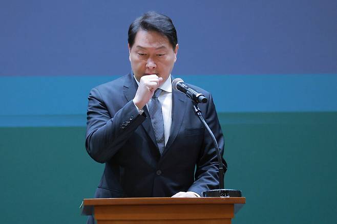 최태원 SK그룹 회장이 지난 7일 서울 중구 SKT타워에서 SK텔레콤 이용자 유심 정보 해킹 사고와 관련해 기자회견을 하고 있다. 뉴스1