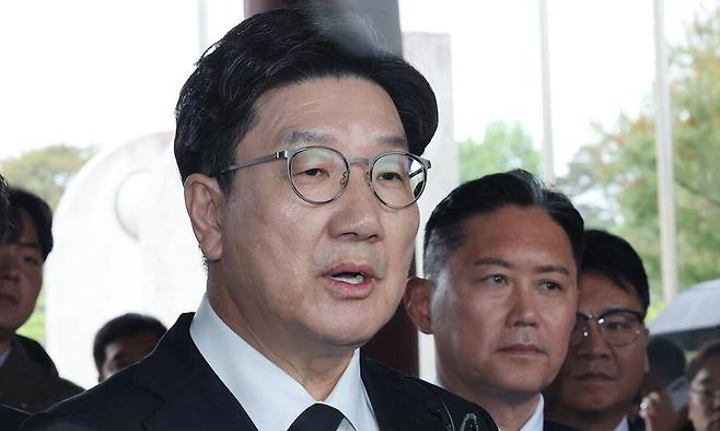 16일 권성동 국민의힘 원내대표가 광주 북구 운정동 국립5·18민주묘지를 참배한 뒤 취재진의 질문에 답변하고 있다. 연합뉴스