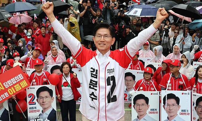 국민의힘 김문수 대선 후보가 16일 충북 청주시 올리브영 청주타운 앞에서 집중 유세를 하고 있다. 공동취재