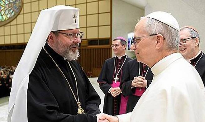 우크라이나 정교회 수장 스비아토슬라프 셰브추크 상급대주교를 만난 레오 14세. 로이터연합뉴스