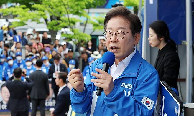 더불어민주당 이재명 대선 후보가 16일 전북 군산시 구시청광장에서 열린 유세에서 지지를 호소하는 연설을 하고 있다. 공동취재