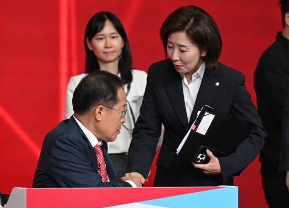 인사하는 홍준표-나경원 - 홍준표, 나경원 제21대 대통령 선거 국민의힘 경선 후보가 20일 서울 강서구 ASSA아트홀에서 열린 ‘제21대 대통령 선거 국민의힘 1차 경선 B조 토론회’에서 토론 시작에 앞서 인사하고 있다. 2025.04.20. 뉴시스