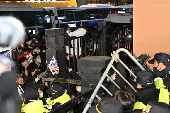 서부지법 집결한 윤 대통령 지지자 - 서울 마포구 서울서부지방법원에서 18일 ‘내란 우두머리’ 혐의를 받는 윤석열 대통령이 구속 전 피의자 심문(영장실질심사)을 받고 있는 가운데 지지자들이 법원 담장 너머로 시위를 하고 있다. 2025.1.18 도준석 전문기자