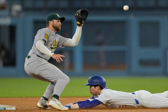 LA 다저스 김혜성이 16일(한국시간) 미국 캘리포니아주 로스앤젤레스 다저스타디움에서 열린 2025 미국프로야구 메이저리그(MLB) 애슬레틱스와의 홈 경기에서 도루하고 있다. 로이터 연합뉴스