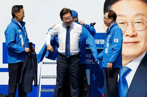 방탄복 입고 공식 선거운동 시작한 이재명 후보 - 이재명 더불어민주당 대선 후보가 21대 대선 공식 선거운동 첫날인 12일 서울 광화문 청계광장에서 열린 중앙선대위 출정식 및 첫 유세에서 방탄복 위에 선대위 점퍼를 입고 있다.  연합뉴스
