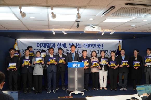 송재봉(가운데) 더불어민주당 선거대책위원회 북한이탈주민위원장과 20개 북한이탈주민 단체 관계자들이 16일 서울 여의도 중앙당사에서 이재명 민주당 대선 후보 지지 선언을 하고 있다. 송재봉 의원 제공