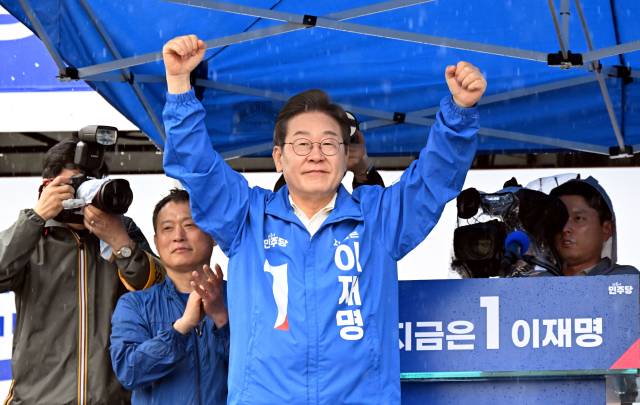 이재명 더불어민주당 대선 후보가 15일 전남 여수시 이순신광장에서 지지를 호소하고 있다. 여수=오승현 기자