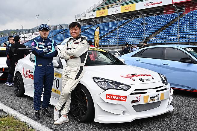 경기 전 함께 포즈를 취하고 있는 김동은(왼쪽)·김정수(오른쪽) 부자. 사진: 김학수 기자