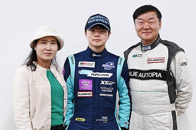 인터뷰를 마치고 가족이 함께 포즈를 취했다. 사진: 김학수 기자