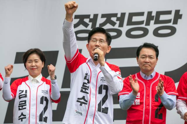 김문수 국민의힘 대선 후보가 16일 오후 충남 천안 신세계백화점 천안아산점 앞 광장에서 유권자들에게 지지를 호소하고 있다. 천안=성형주 기자