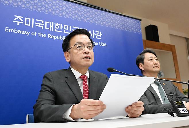 최상목 부총리 겸 기획재정부 장관(왼쪽)이 4월25일(현지 시각) 미국 워싱턴 DC 주미 대사관에서 열린 ‘한·미 2+2 통상협의’ 결과 브리핑에서 발언하고 있다. 오른쪽은 안덕근 산업통상자원부 장관. ⓒ기획재정부 제공