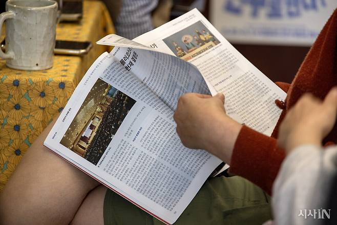 <시사IN> 제916호 상단에는 작가 414명이 발표한 탄핵 촉구 성명의 일부가 실려 있다. ⓒ시사IN 조남진