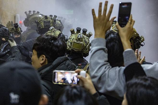 윤석열 대통령이 비상계엄을 선포한 가운데 12월4일 새벽 서울 여의도 국회의사당에 무장한 계엄군이 3층 본회의장 인근 복도에서 진입을 시도하고 있다. ⓒ시사IN 박미소