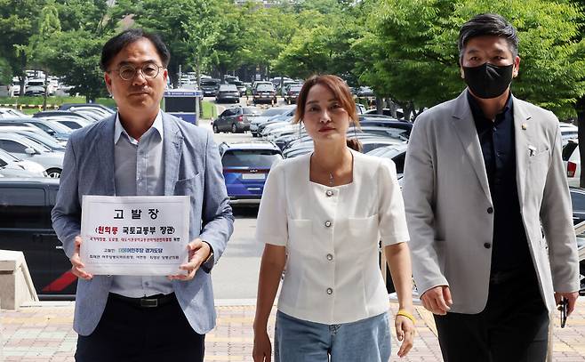 서울~양평고속도로 노선 변경 논란과 관련한 원희룡 전 국토교통부 장관에 대한 고발장을 접수하는 더불어민주당 여주양평지역위원장 ⓒ 연합뉴스