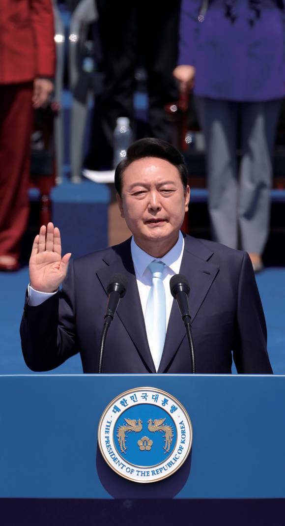 윤석열 대통령이 2022년 5월10일 서울 여의도 국회에서 열린 제20대 대통령 취임식에서 선서를 하고 있다. ⓒ국회사진취재단