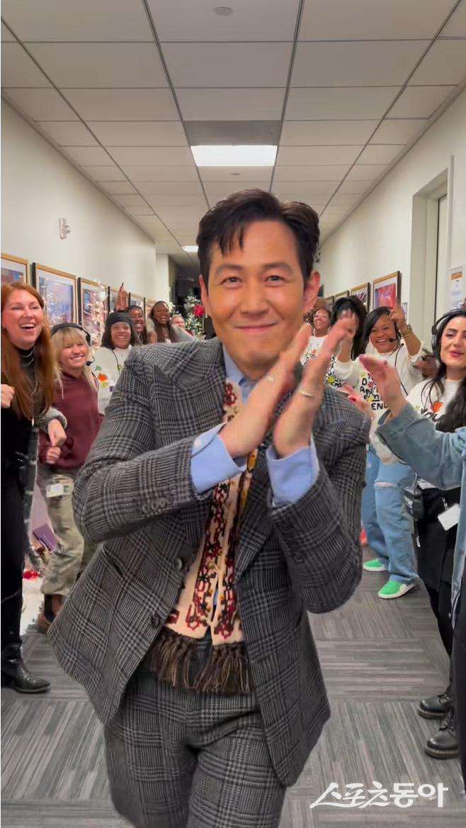 1월 ‘오징어 게임 2’ 홍보를 위해 쇼를 찾은 이정재는 ‘안녕하세요 이정재’라 외치는 스태프들의 구호에 놀란 기색을 보이다 이내 함박웃음을 지으며 그만의 방식으로 스피릿 터널을 지났다. 사진출처  | 제니퍼허드슨쇼 인스타그램