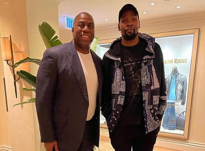 레이커스 레전드 매직 존슨과 ‘매직 존슨상’을 수상한 케빈 듀란트. 존슨 SNS