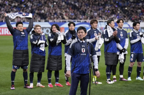 일본 축구대표팀 모리야스 감독이 지난 3월 북중미월드컵 본선행을 확정한 뒤 홈팬 앞에서 소감을 밝히고 있다. AP연합뉴스