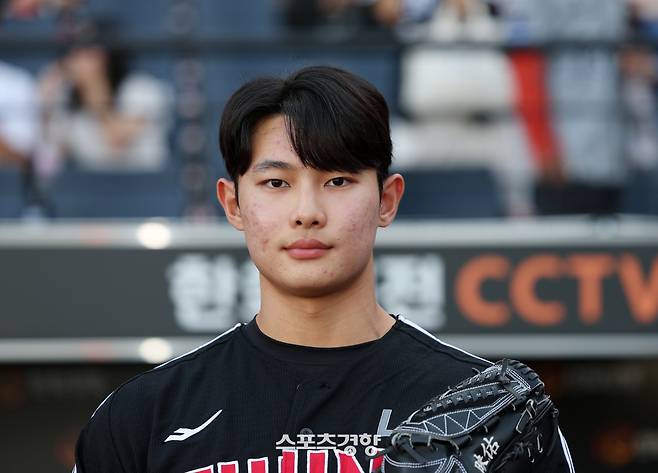 LG 고졸 신인 김영우가 지난달 30일 대전 한화생명 볼파크에서 스포츠경향과 인터뷰에 앞서 포즈를 취하고 있다. 대전|정지윤 선임기자