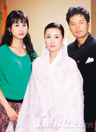 MBC 드라마 ‘왕꽃 선녀님’에서 오초원 역을 연기했던 배우 이다해(왼쪽)의 촬영 당시 모습. 사진 MBC