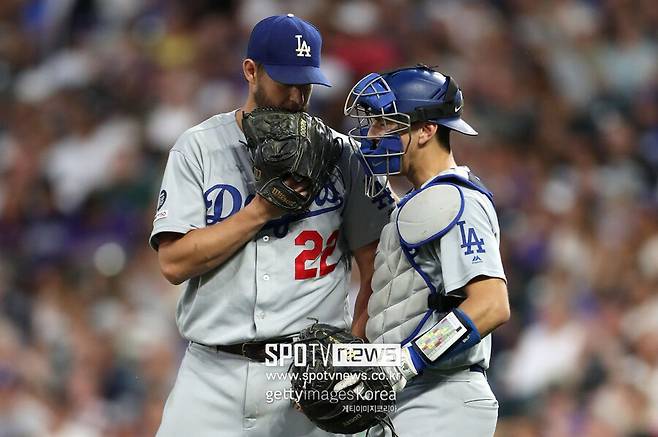 ▲ 마운드 위에서 대화를 나누는 클레이튼 커쇼와 오스틴 반스.