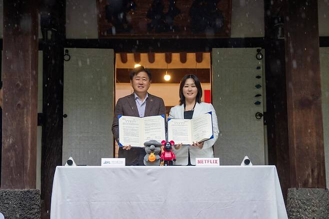 ▲ (왼쪽)오영훈 제주특별자치도지사와 김민영 넷플릭스 아시아 태평양 지역(인도 제외) 콘텐츠 VP. 제공ㅣ넷플릭스
