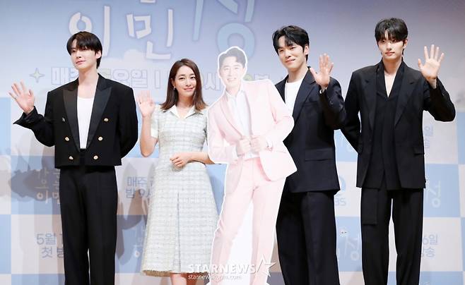 배우 안재현, 이민정, 김정현, 김재원이 16일 오전 서울 영등포구 여의도 KBS 아트홀에서 열린 KBS2 '가는정 오는정 이민정' 제작발표회에 참석해 포즈를 취하고 있다. /2025.05.16 /사진=김휘선 hwijpg@